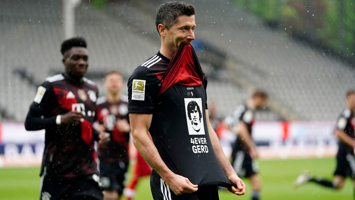 Bayern Munich star Robert Lewandowski honors Gerd Muller